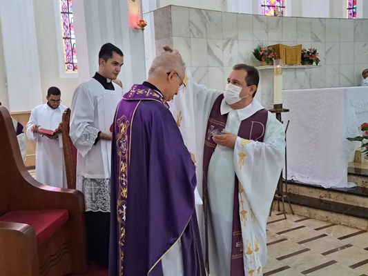 A celebração Eucarística presidida por Dom Moacir Aparecido de Freitas contou com a presença de padres da Diocese (Foto: Divulgação)