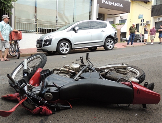 Mais um motociclista "voa" no cruzamento da rua Minas Gerais com Paraíba