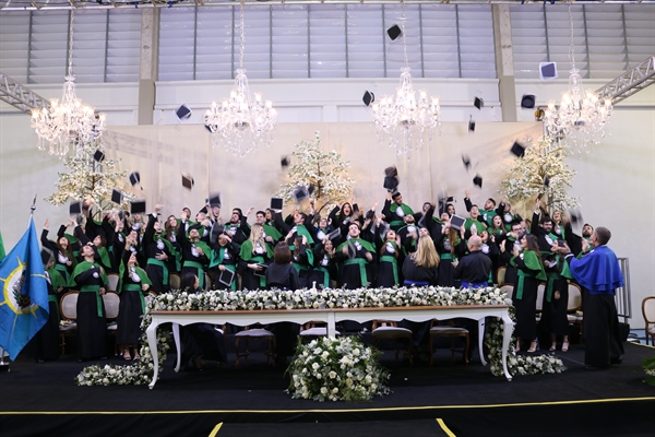 Durante a solenidade, a emoção tomou conta dos formandos, docentes, familiares e amigos presentes (Foto: Unifev)