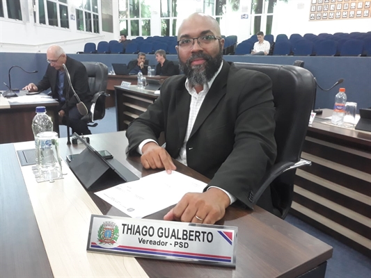 Thiago Gualberto usou a tribuna para pedir uma solução a respeito da demora por exames e cirurgias de catarata em Votuporanga  (Foto: Assessoria)