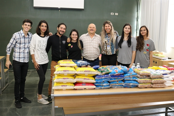 Projeto Solidariedade em Ação da Unifev doa mais de 100kg de alimentos à entidade (Foto: Divulgação/Unifev)