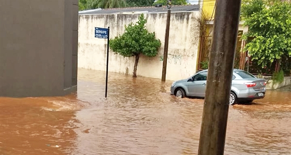 Como de costume, a esquina das ruas Ceará e Sergipe, no centro da cidade, ficou alagada (Foto: Arquivo Pessoal)