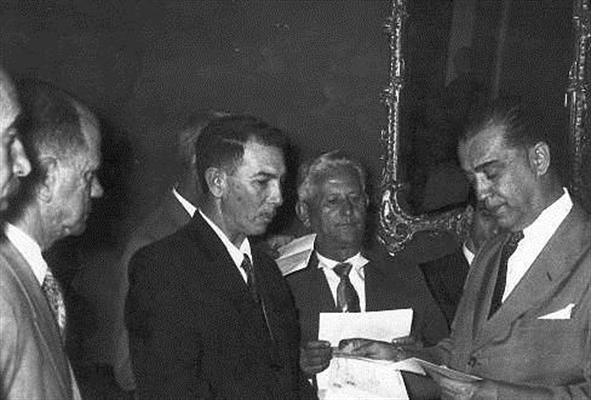 O ex-prefeito de Votuporanga, João Leite, jornalista Artur de Oliveira e o presidente Juscelino Kubitschek durante conversa (Foto: Acervo Diogo Mendes Vicentini)