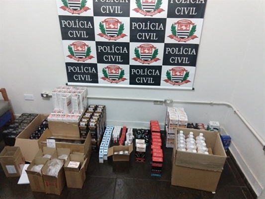 Na residência de C.M.C. foram encontradas mais diversas caixas e frascos de produtos veterinários/anabolizantes, todos de origem estrangeira (Foto: Divulgação/Polícia Civil)