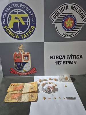  Porções de crack, dinheiro e apetrechos apreendidos durante a Operação Impacto Contra o Tráfico em Votuporanga. Foto: (Divulgação)
