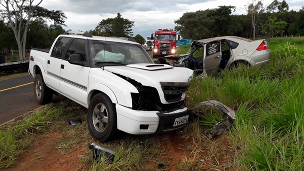 Carro e caminhonete batem de frente na SP-461