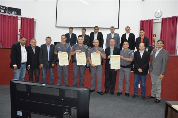 Câmara homenageia PMs e equipe médica que salvaram bebê recém-nascido