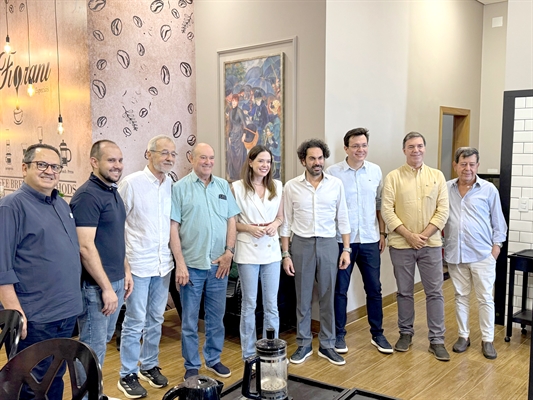 Um grupo de empresários amigos do investidor Cláudio Vale, da CVPar. No cardápio do  almoço de ontem, havia muito otimismo e aposta concreta no futuro da cidade (Foto: A Cidade)
