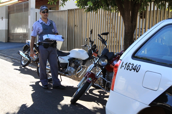 Mulher quebra a perna em colisão de motos
