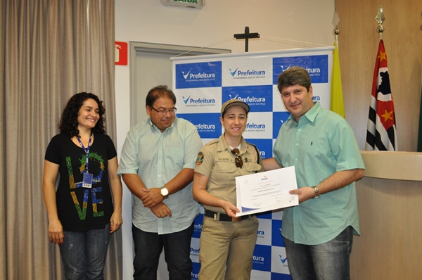 Agentes receberam certificados das mãos do prefeito Junior Marão