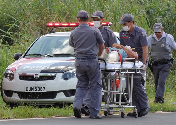 Moto passa reto em curva e atinge cerca de arame em estrada vicinal