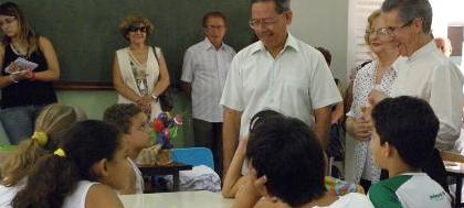 Bispo dom Paulo visita entidades da cidade