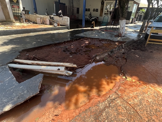  Ruas e avenidas de Votuporanga ficaram parecendo rios durante o temporal; carros foram danificados e casas inundadas (Foto: Reprodução)