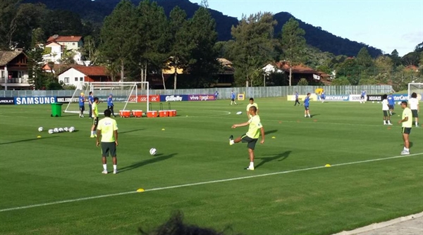 Elias treina com titulares e deve jogar contra o México