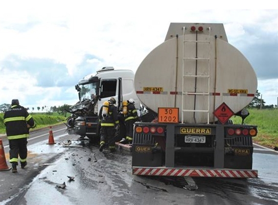 Acidente provoca vazamento de óleo na Euclides da Cunha