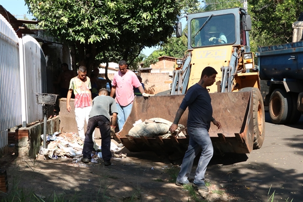 Durante a ação os agentes percorrem as ruas do bairro em busca de recolher materiais que podem ser logradouro do vírus da dengue (Foto: Prefeitura de Votuporanga)