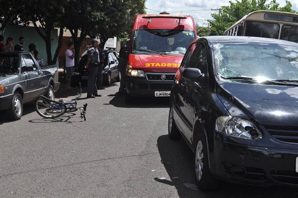 A colisão deixou um jovem de 23 anos e o seu filho de 4 anos gravemente feridos (Foto: Aline Ruiz/A Cidade)