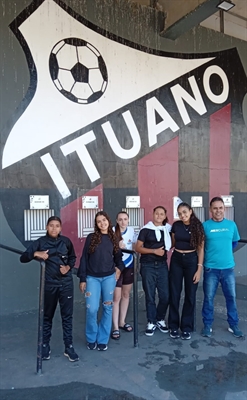 Treinador Tilin e as meninas que fizeram o teste. Foto: Arquivo pessoal