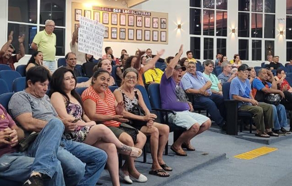 Gritaria, pessoas irritadas e a presença da Polícia Militar; assim foi a primeira sessão do ano da Câmara Municipal de Votuporanga. Foto: A Cidade
