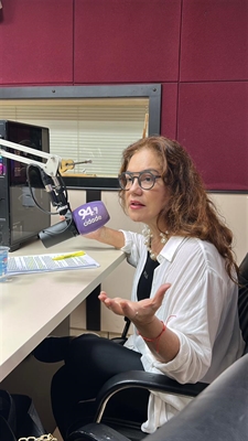 Eliane Godoi nos estúdios da rádio Cidade 94,7 FM detalhando as ofertas de vagas gratuitas e os cursos do Senac Votuporanga. Foto: A Cidade