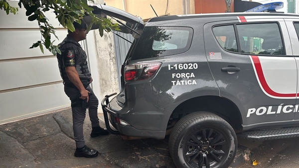 Homem com mandado de prisão em aberto é preso durante patrulhamento na Rua Rio Solimões, em Votuporanga. Foto ( Divulgação)