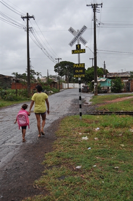 Mães têm medo de passar com filhos em linha férrea