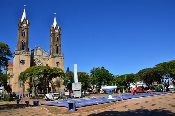 Prefeitura entrega obelisco em homenagem aos pioneiros