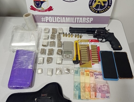 Os três traficantes foram presos em flagrante com um tijolo de maconha, porções de droga, apetrechos e uma arma de fogo  (Foto: Divulgação/PM)