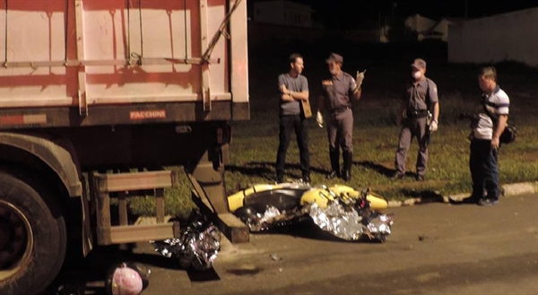 Dois jovens morrem em colisão de moto com carreta