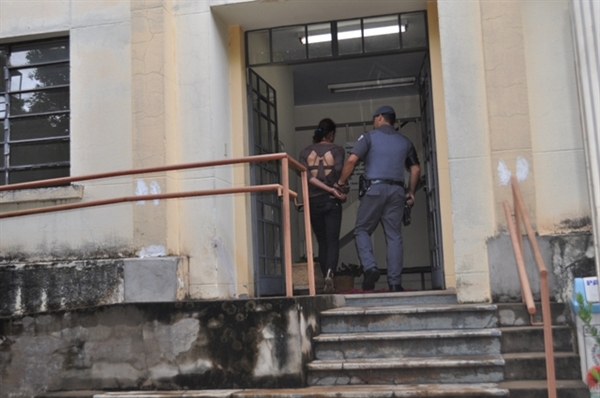 Travesti é detido por furtar produtos de loja de doces