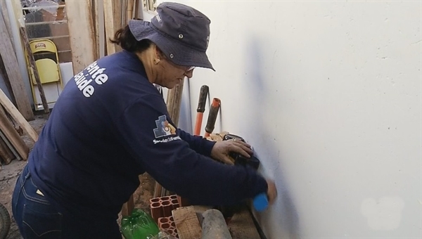 Agente procura por criadouros do mosquito Aedes aegypti em Votuporanga (Foto: Reprodução/TV TEM)