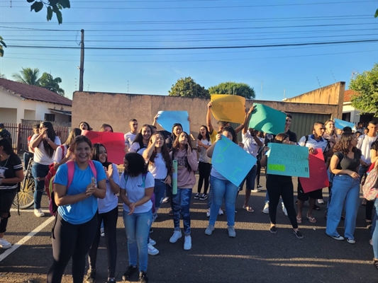 Alunos se manifestaram na porta da escola Enny Tereza Longo Fracaro e os pais votaram para instituição não aderir ao PEI (Foto: Arquivo pessoal)