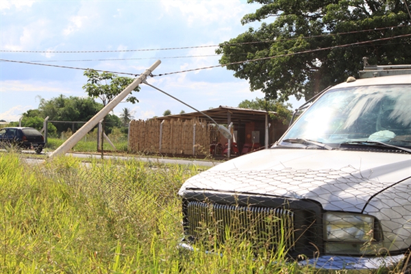 Caminhonete bate em poste e interrompe trânsito