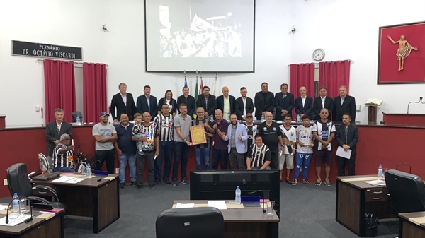 A Tura (Torcida Uniformizada Raça Alvinegra) recebeu um Voto de Congratulação (Foto: João Vitor Ferrarez)