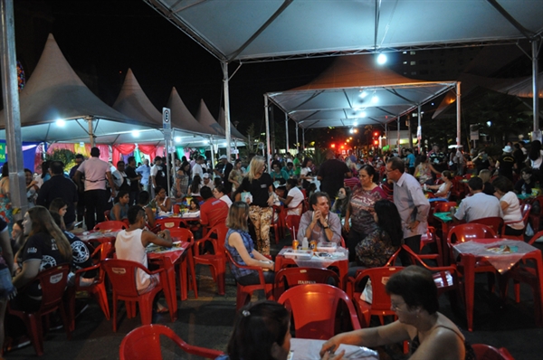 Bom público comparece no primeiro dia de festa