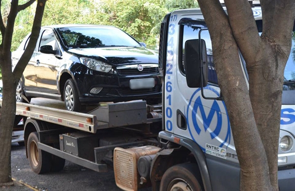 Carro é guinchado após motorista fraudar cartão