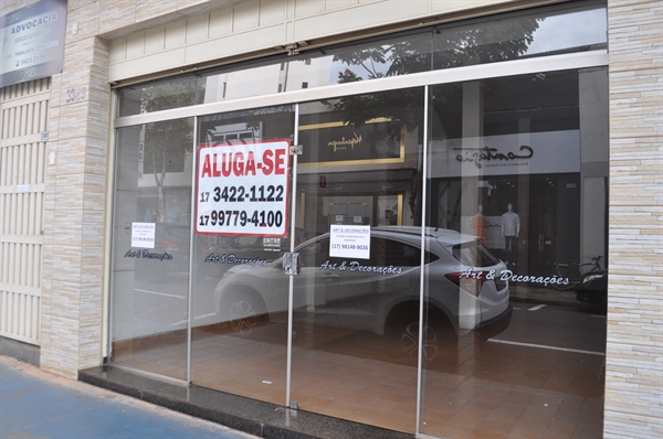 Propriedades imobiliárias com placa aluga-se, se tornam visíveis no centro da cidade   (Foto: Jornal A Cidade)