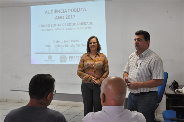 A primeira-dama Mônica Pesciotto de Carvalho falou sobre as ações desenvolvidas pelo Fundo Social na tarde de ontem (Foto: Daniel Castro/A Cidade)