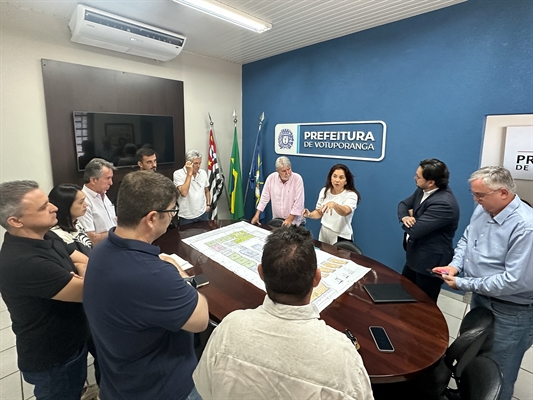 A gerente do Senac de Votuporanga, Eliane Baltazar Godoi, apresentou a planta do novo prédio a lideranças locais (Foto: Prefeitura de Votuporanga)