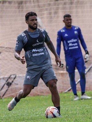 A Votuporanguense do zagueiro Pedro Vitor entra em campo na noite de amanhã pela última rodada  Foto: @fotofut017