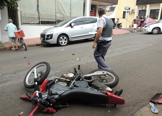 Passa bem motociclista que bateu em carro parado na rua Minas com a Paraiba