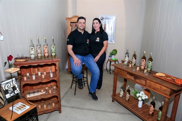 O casal Charles e Luciane Tilhaque, criador da bebida, foi premiado na capital (Foto: Cachaça Taboado)