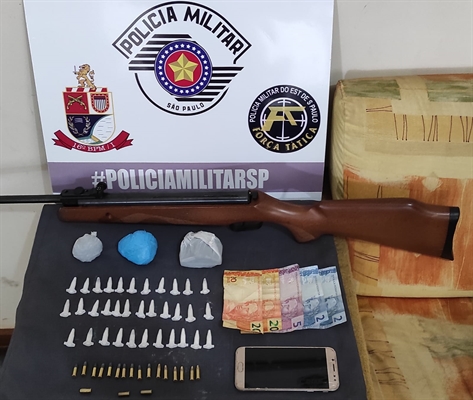 Suspeitos foram presos com maconha, cocaína e uma espingarda (Foto: Divulgação/Polícia Militar)