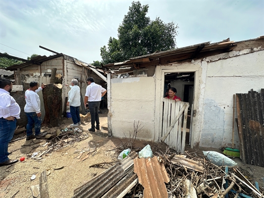 Vento forte das chuvas do último fim de semana derrubaram uma árvore na casa de Luzia e Jorge Seba a visitou para oferecer apoio (Foto: Prefeitura de Votuporanga)