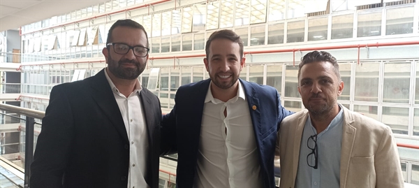 Cabo Renato Abdala e Chandelly Protetor estiveram com o deputado estadual Tenente Coimbra para pedir uma escola militar (Foto: Assessoria)