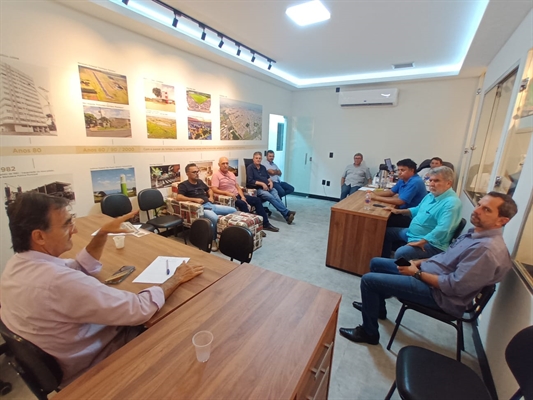 Jura se reuniu com o prefeito Jorge Seba e os demais vereadores, onde surgiu a proposta da criação de um prêmio por assiduidade (Foto: Assessoria)