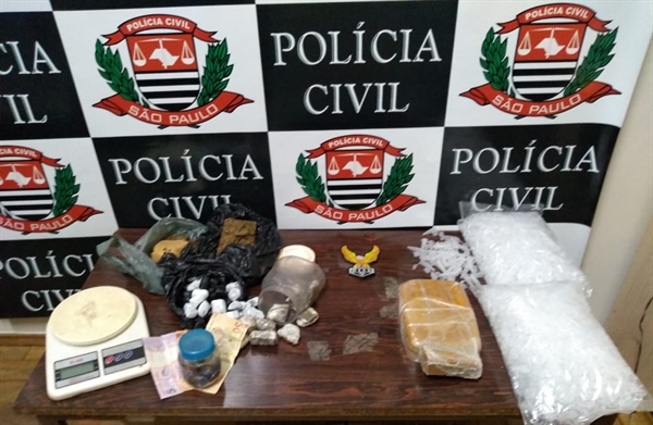 Os policiais apreenderam diversas porções de entorpecentes, dinheiro e materiais usados no processo de embalagem (Foto: Divulgação/DISE)