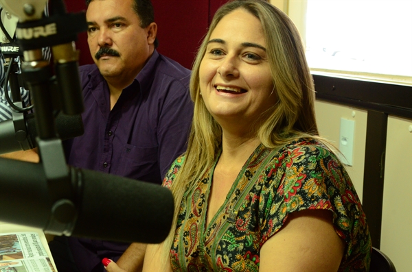 A prefeita de Meridiano, Marcia Adriano, esteve na sexta-feira (17), na Cidade FM para anunciar a programação de aniversário da cidade (Foto: A Cidade)