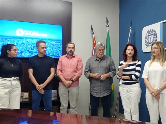 O anúncio foi feito pelo prefeito, que estava acompanhado de outras autoridades  Foto: A Cidade