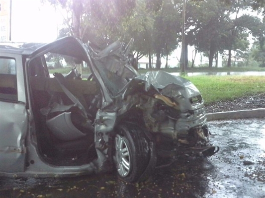 Veículo ficou destruído após impacto com caminhão (Foto: Emerson Bortolaia/Votunews)